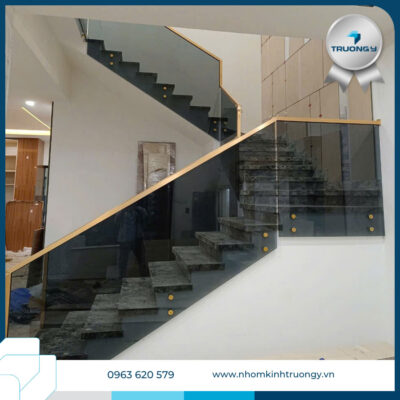 Cầu Thang Kính Tay Vịn Nhôm Đúc Mạ Vàng 1 Cau Thang Kinh Tay Vin Nhom Duc Ma Vang 2